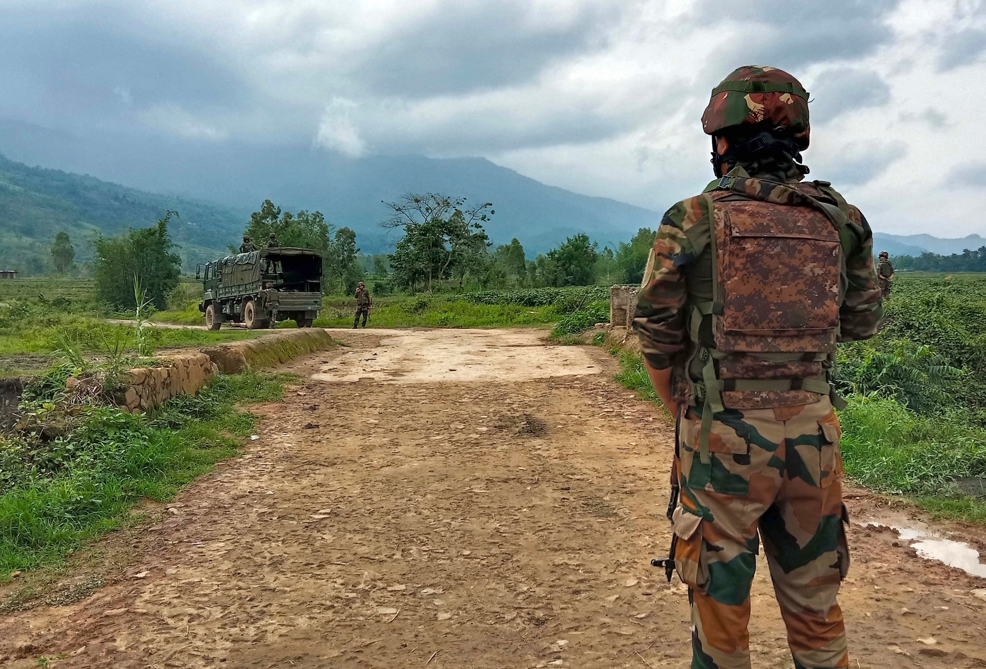 Manipur witnesses gunfights in 2 districts (Ld) Manipur witnesses gunfights in 2 districts (Ld)