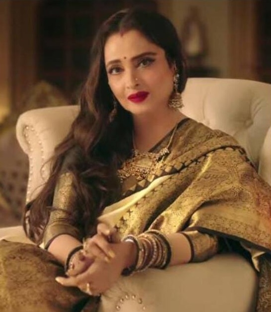 Rekha loves to sketch with charcoal, reveals ‘GHKPM’ director Rekha loves to sketch with charcoal, reveals ‘GHKPM’ director