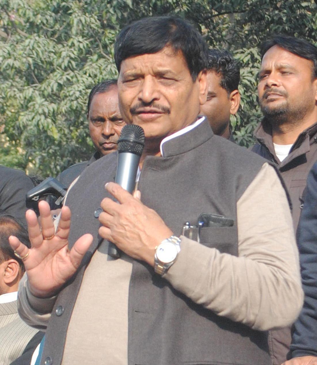 Midnight drama in Lucknow after SP leader Shivpal Yadav’s personal secretary detained