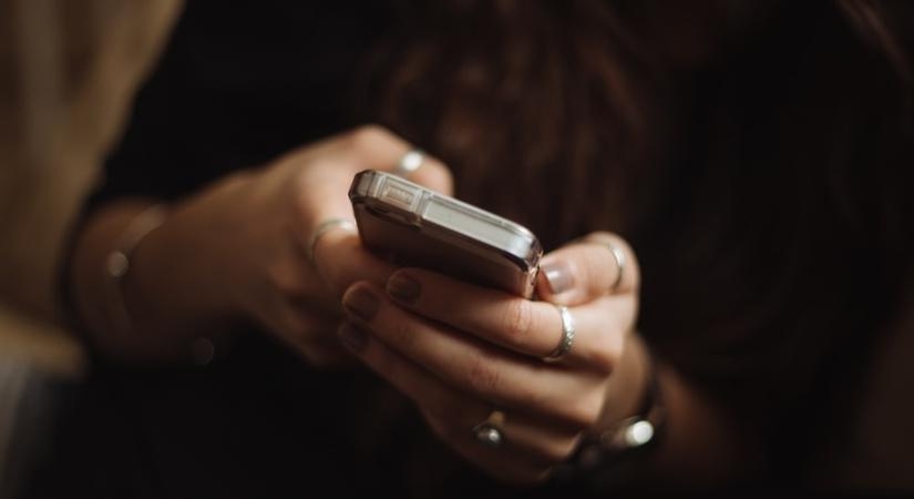 UP teen stopped from talking to boyfriend on phone, complains to police against her father