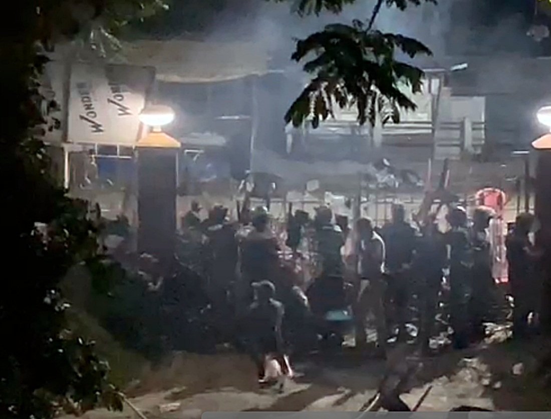 Mob attacks Meghalaya CM Sangma’s office, five security personnel injured, curfew imposed Mob attacks Meghalaya CM Sangma’s office, five security personnel injured, curfew imposed