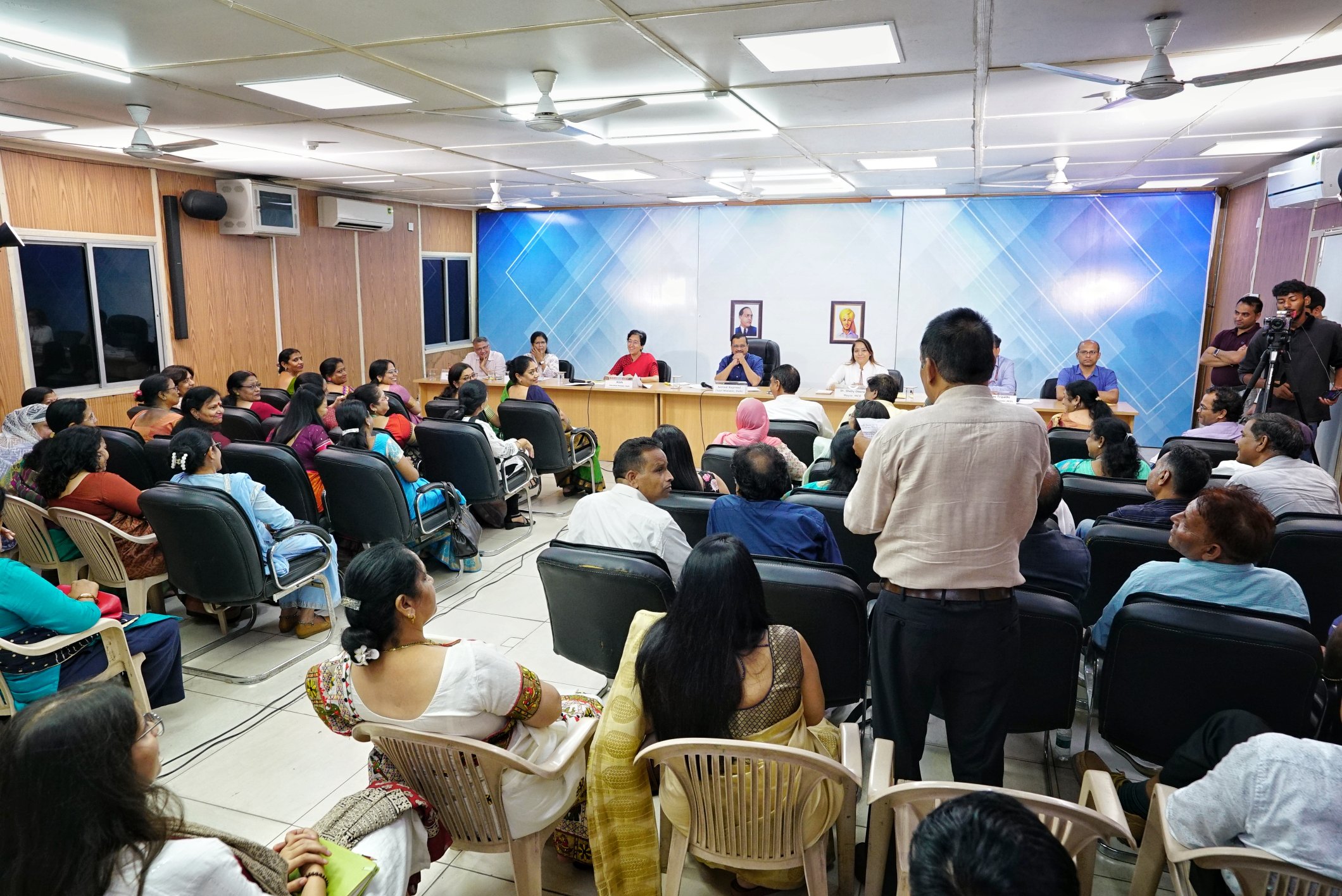 Kejriwal meets 50 MCD school principals who underwent training at IIM Ahmedabad