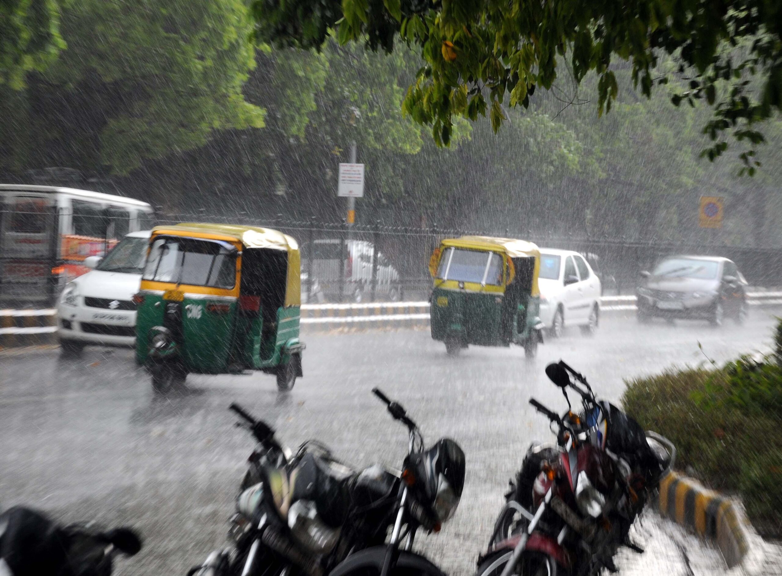 Delhi records min temp of 24.4 degrees, moderate rainfall predicted