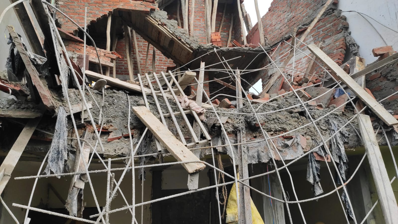 Under construction building collapses in Delhi, 4-5 feared trapped in debris