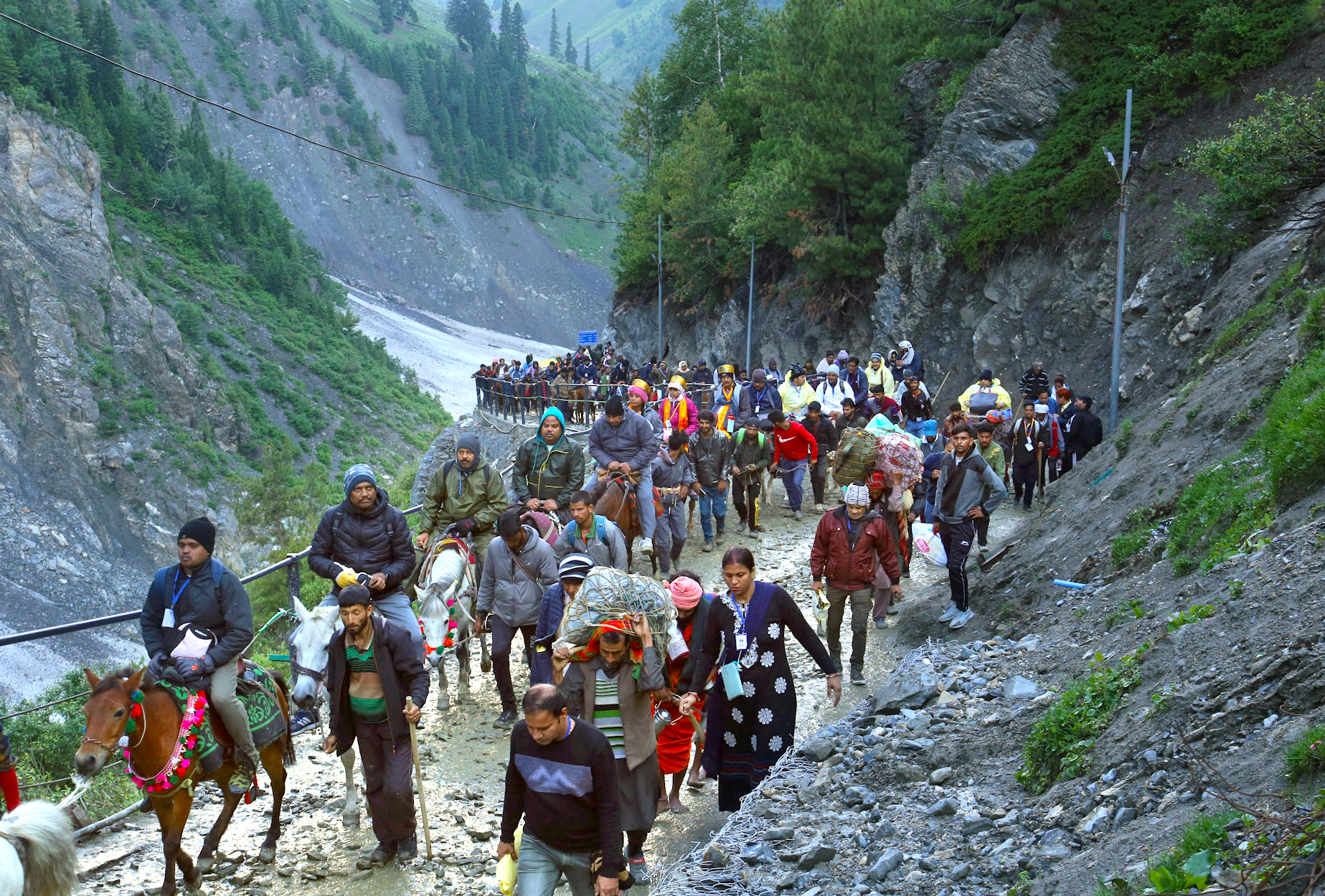 Over 17,000 perform Amarnath Yatra on 19th day despite bad weather Over 17,000 perform Amarnath Yatra on 19th day despite bad weather