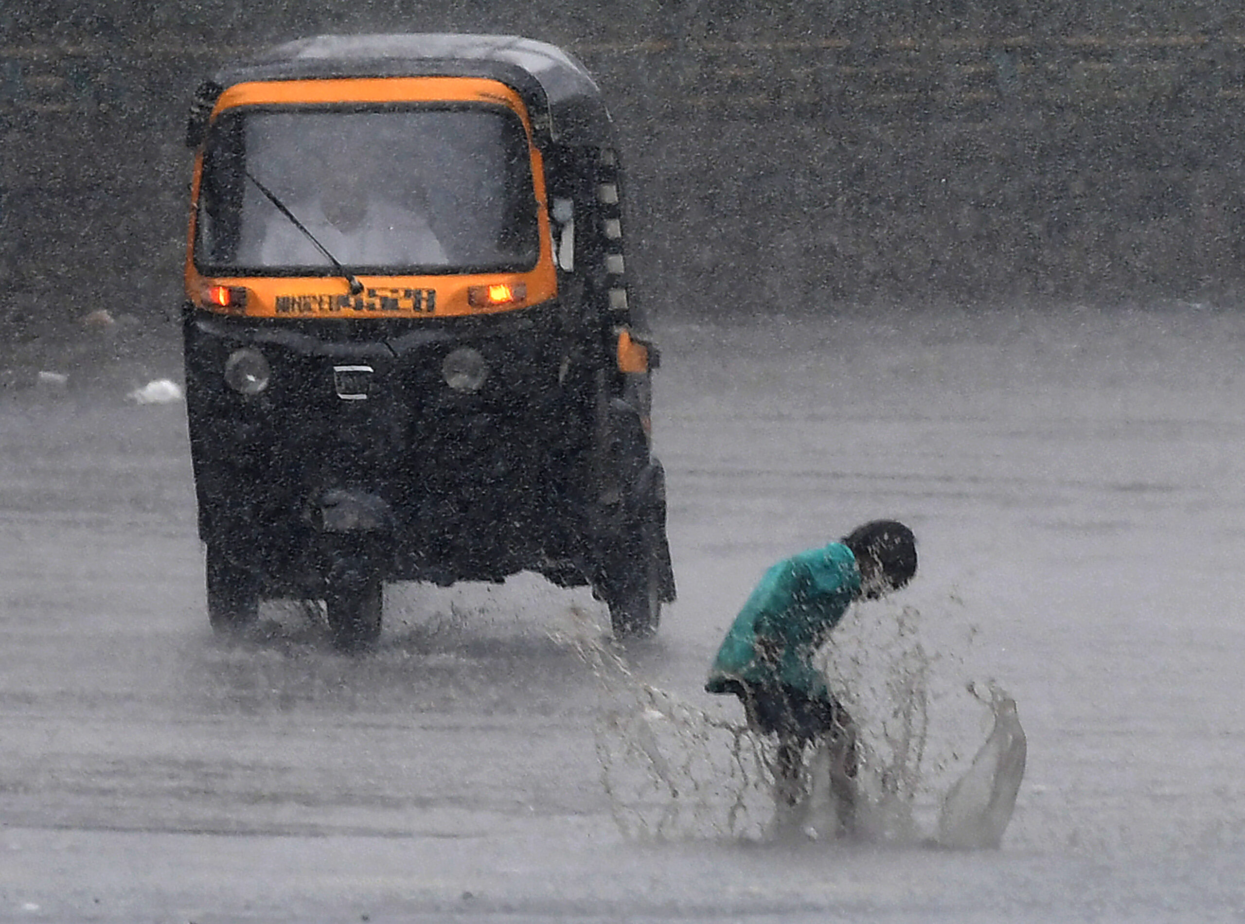 Heavy rain lashes Mumbai again, low-lying areas waterlogged Heavy rain lashes Mumbai again, low-lying areas waterlogged