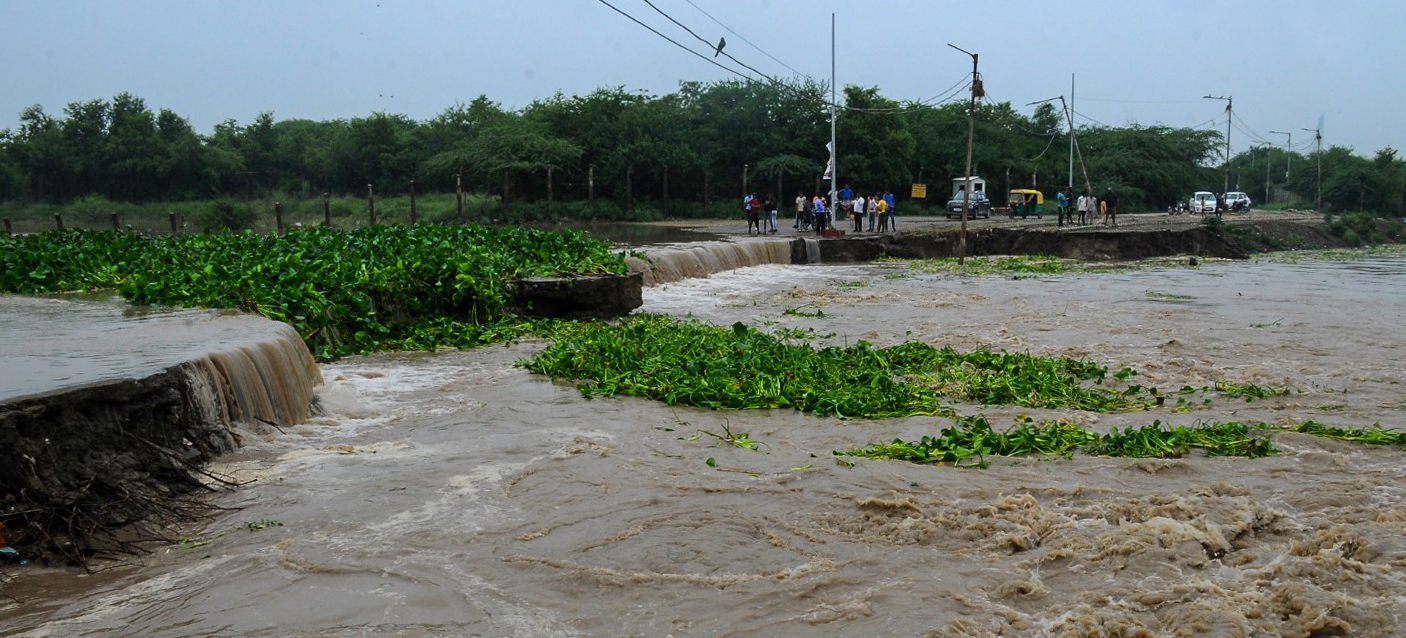 Parts of Delhi still flooded despite receding water level Parts of Delhi still flooded despite receding water level