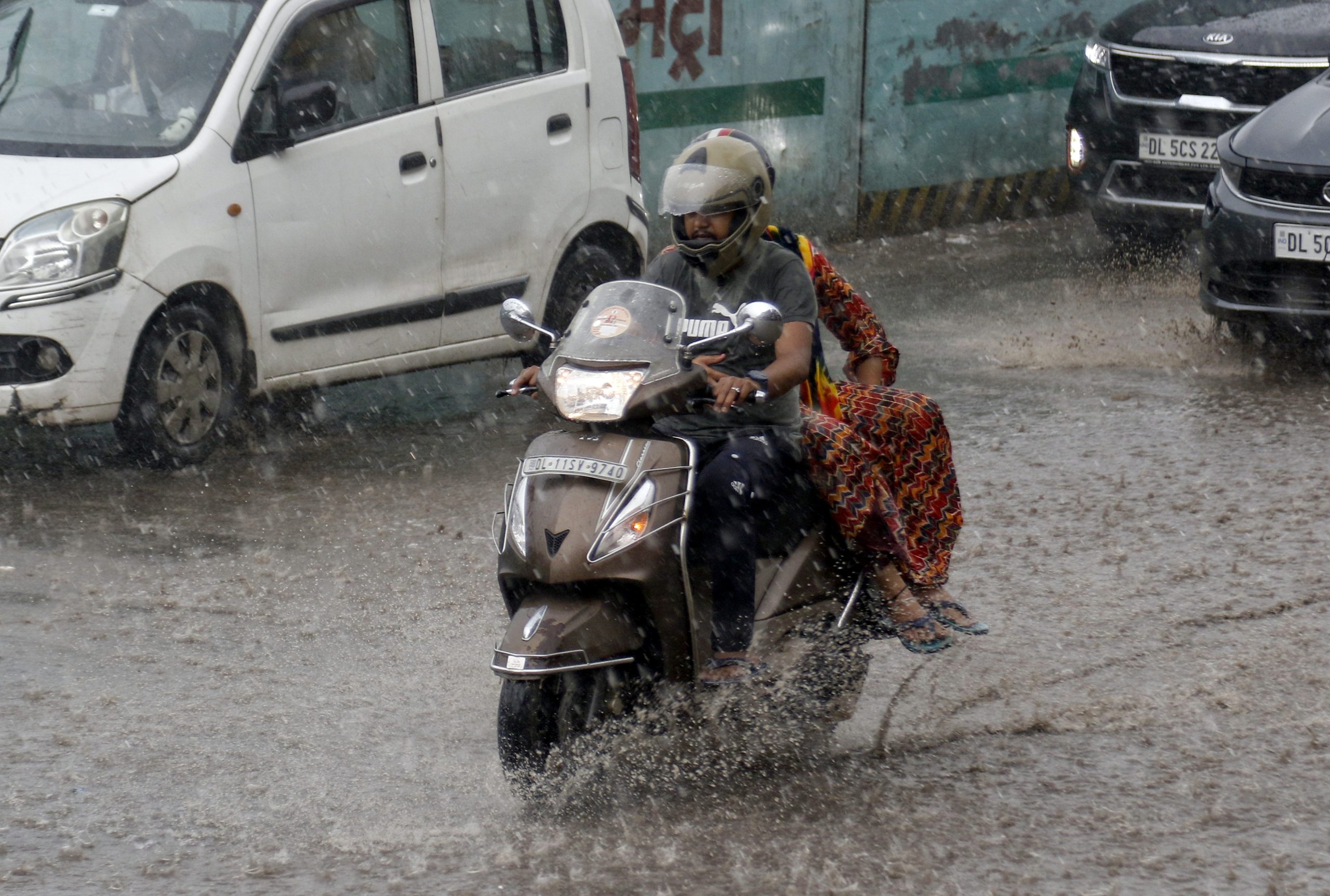 Heavy rain lashes Delhi, roads waterlogged in several areas Heavy rain lashes Delhi, roads waterlogged in several areas