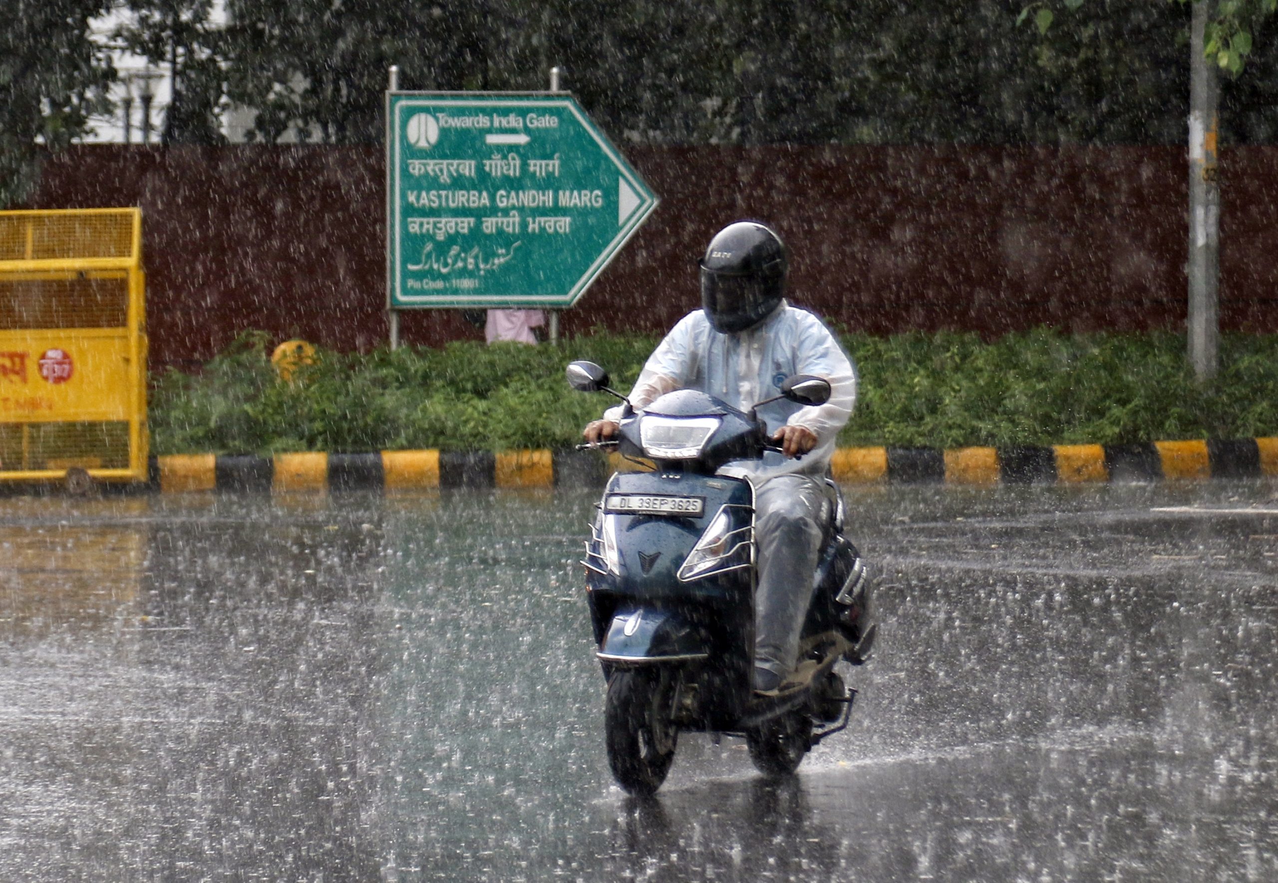 Heavy rain lash parts of Delhi, min temperature recorded at 25 degrees