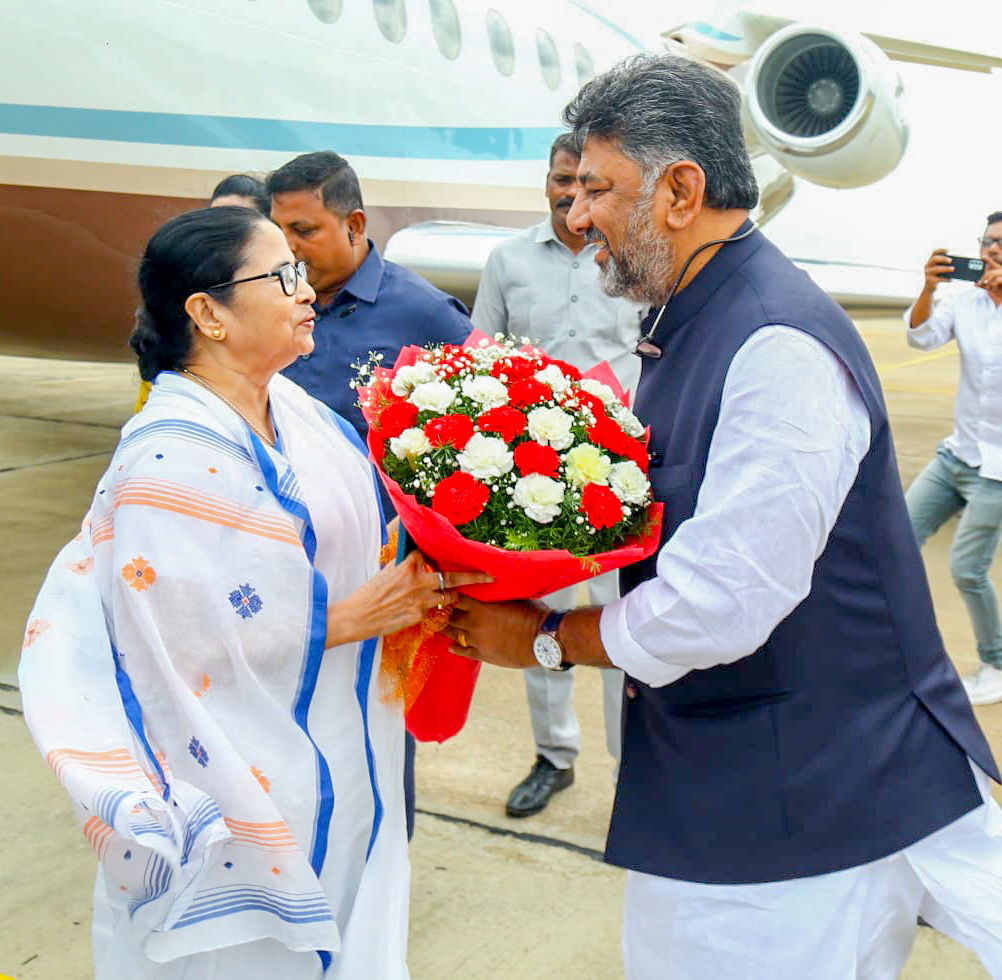 Mamata ducks the media before leaving for Oppn meet in Bengaluru