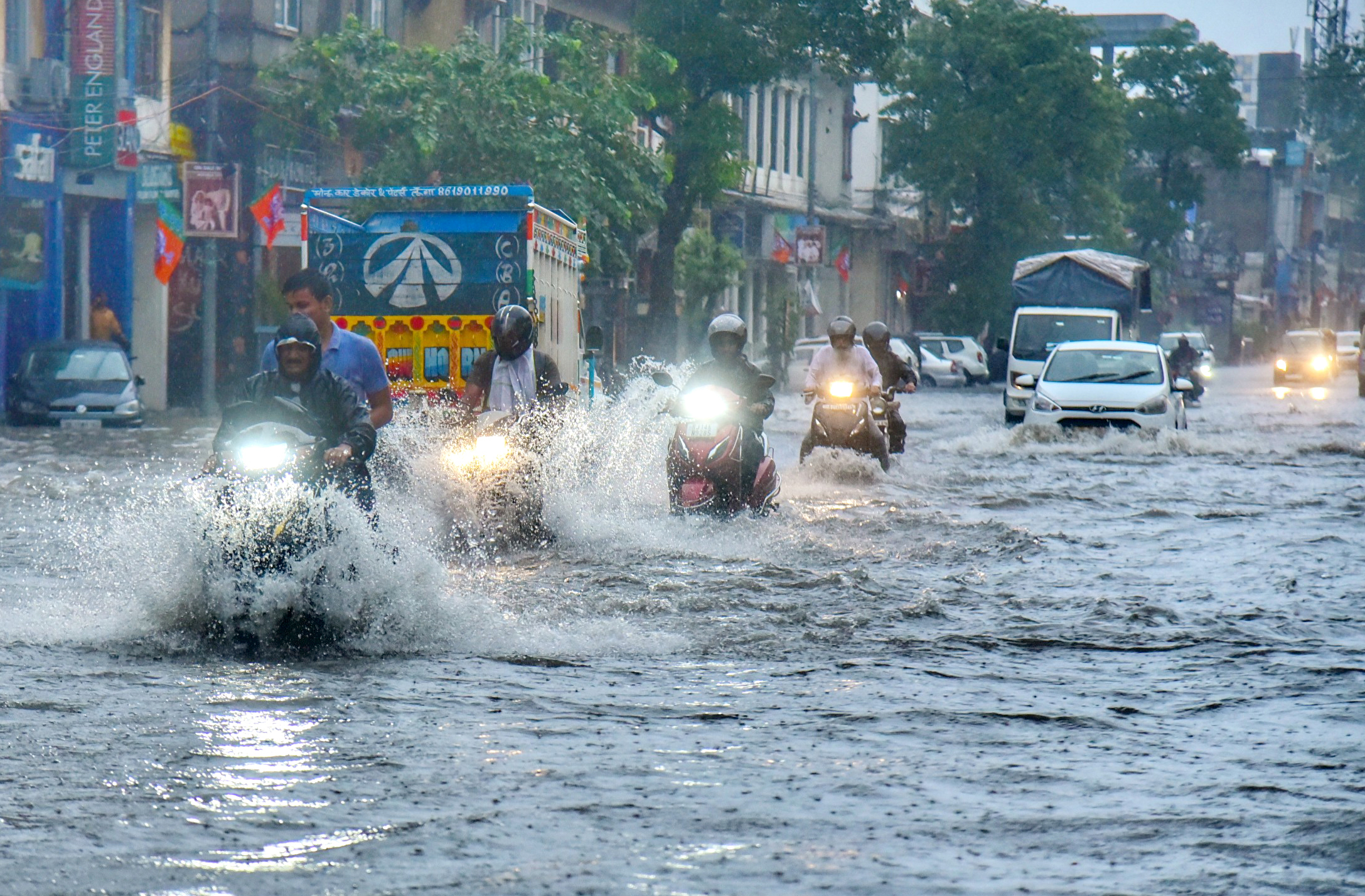 Heavy rains lash Jaipur leaving roads flooded Heavy rains lash Jaipur leaving roads flooded