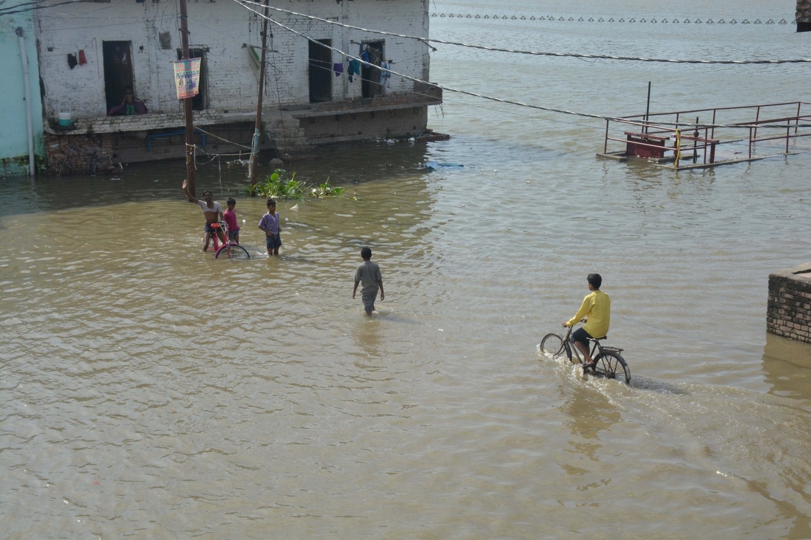 Ganga flows above danger mark in Kanpur, villages inundated