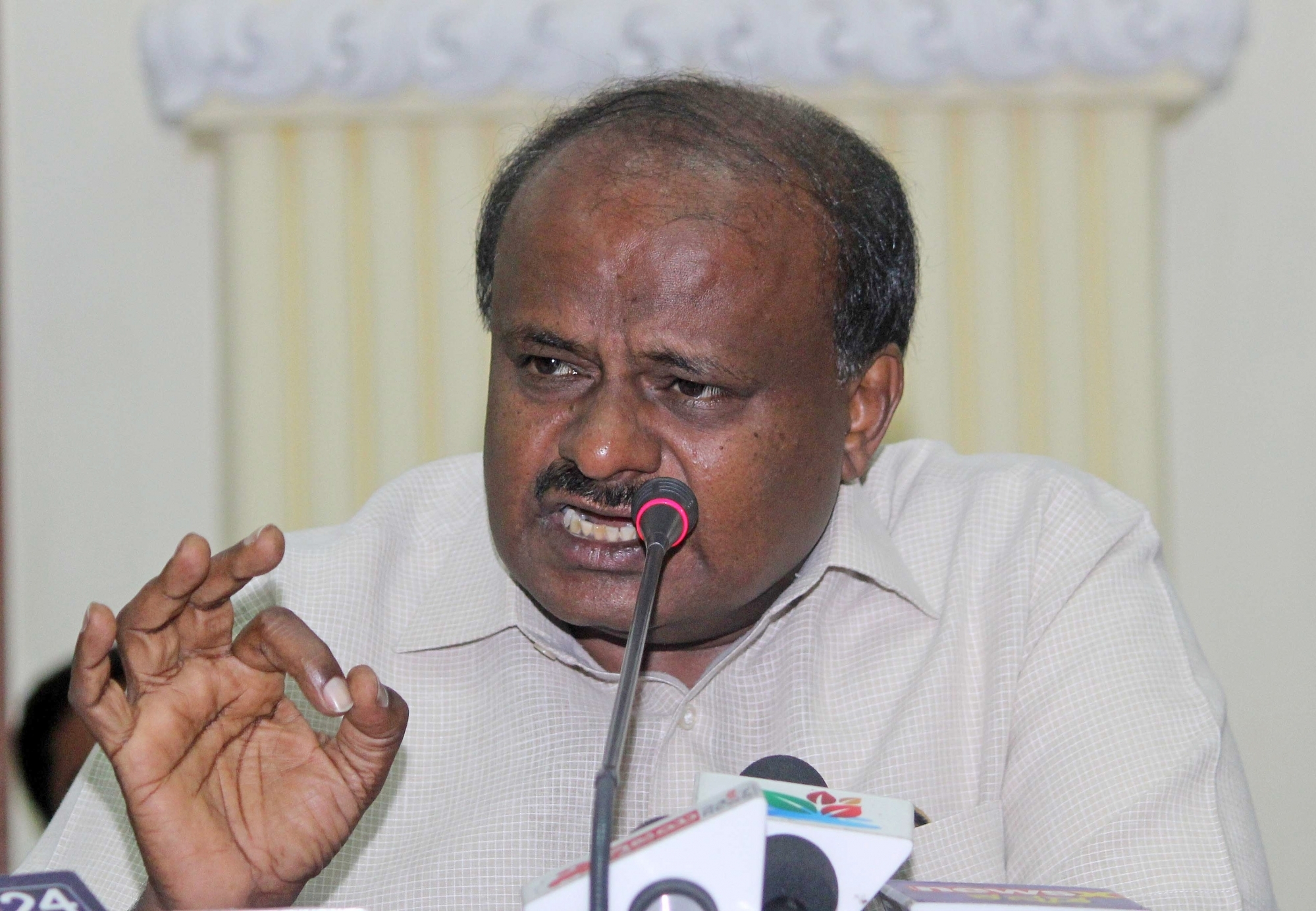 Kumaraswamy accuses Siddaramaiah govt of ‘deputing’ IAS officers to ‘serve’ Oppn leaders Kumaraswamy accuses Siddaramaiah govt of ‘deputing’ IAS officers to ‘serve’ Oppn leaders