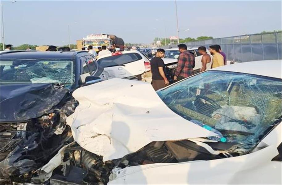 Horrific accident due to high speed! 5 cars collided with each other and shattered Horrific accident due to high speed! 5 cars collided with each other and shattered