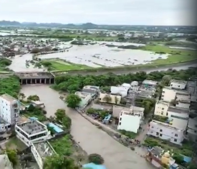 Lake breach inundates few colonies in Telangana’s Warangal Lake breach inundates few colonies in Telangana’s Warangal