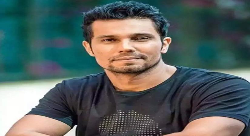 Randeep Hooda visits Swatantrya Veer Smarak, meets Savarkar’s family