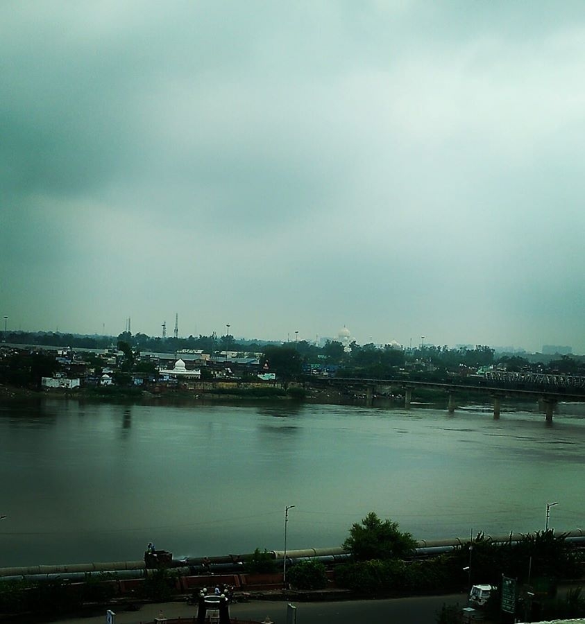 Yamuna breaches low flood level mark in Agra