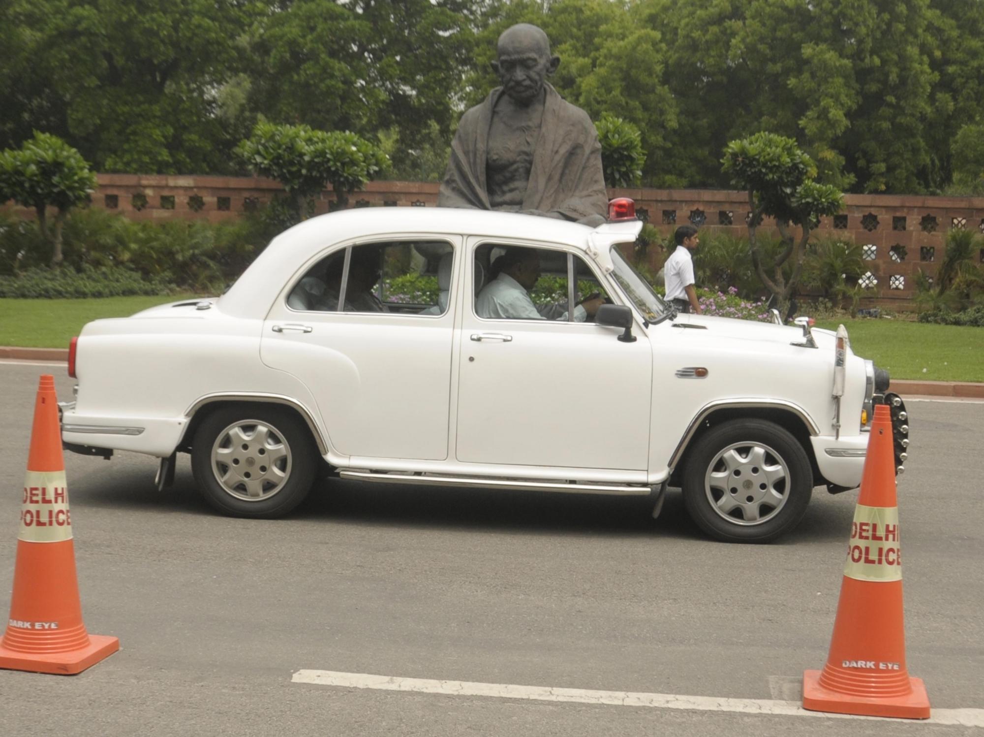 VIP vehicles to be ‘named and shamed’ for wrong parking in UP VIP vehicles to be ‘named and shamed’ for wrong parking in UP