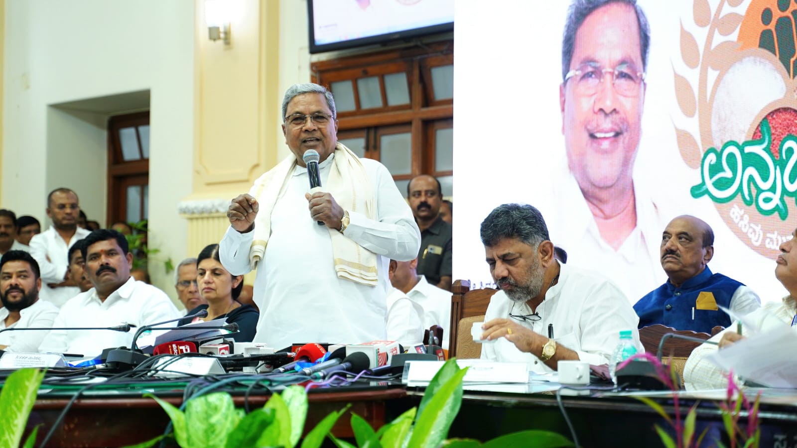 K’taka CM orders probe after NRI seeks protection for family from sand mafia K’taka CM orders probe after NRI seeks protection for family from sand mafia