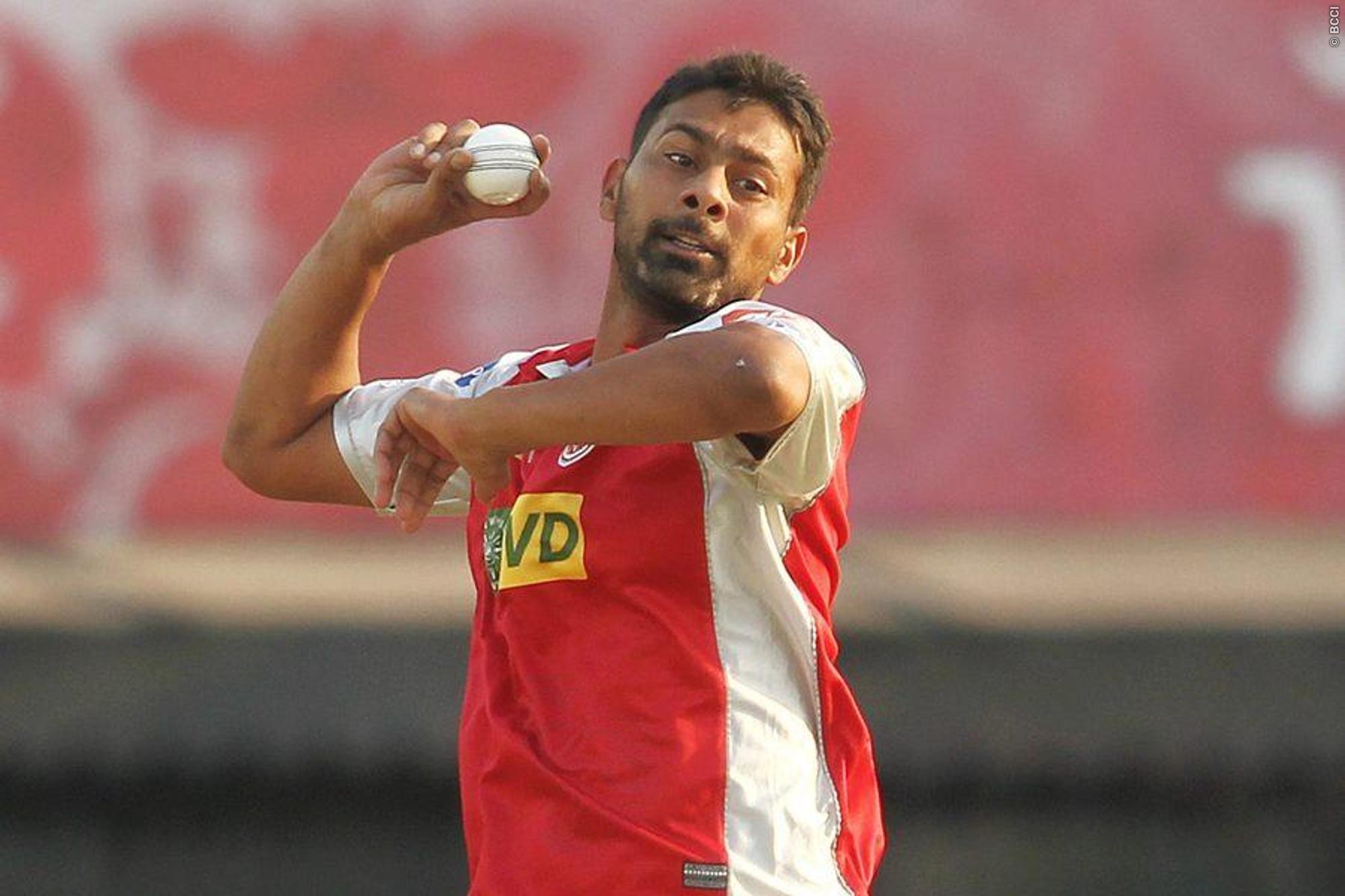 Cricketer Praveen Kumar has miraculous escape in car accident in UP