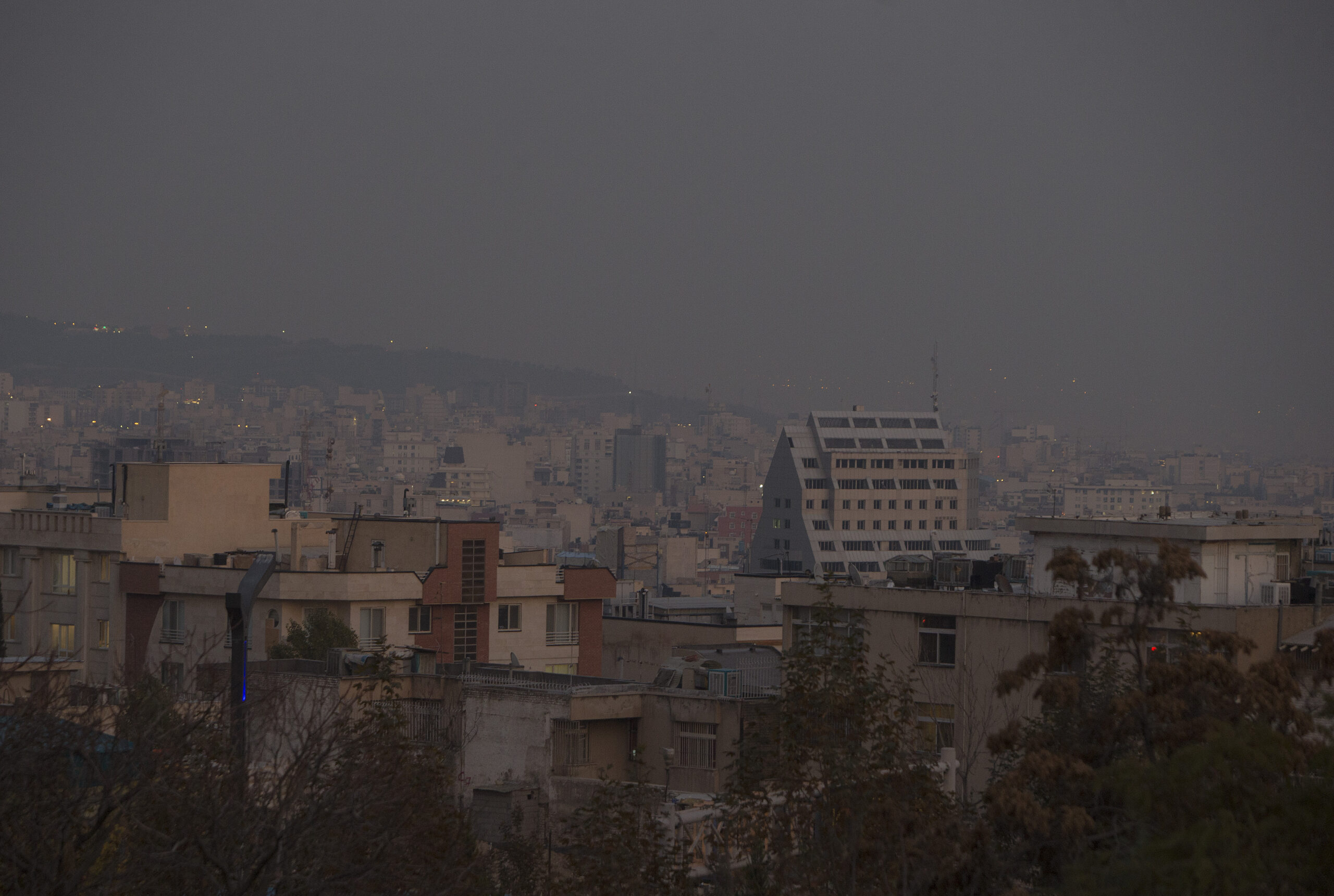 Hundreds sent to hospitals due to new wave of sandstorms in Iran