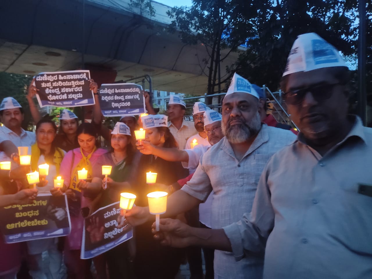Manipur horror: K’taka unit AAP stages protest in B’luru Manipur horror: K’taka unit AAP stages protest in B’luru