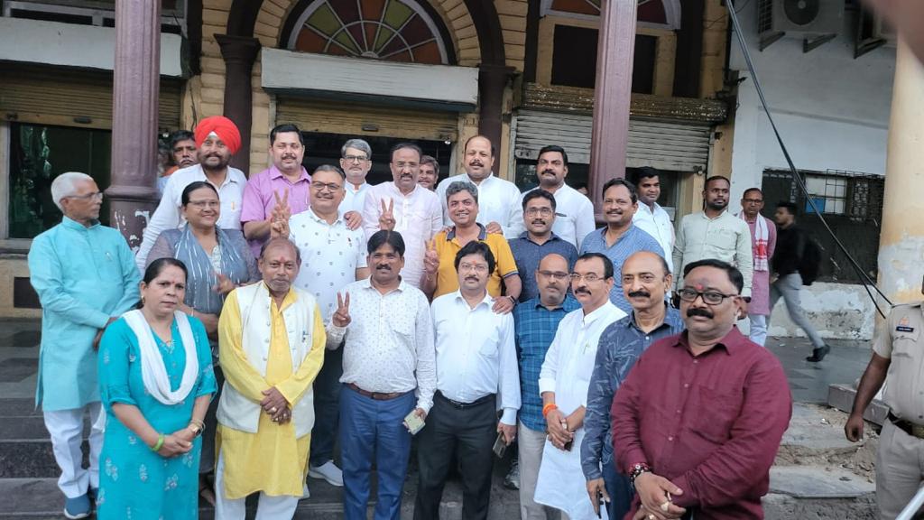 BJP Leaders in Informal Discussion Over Tea and Snacks in Lucknow BJP Leaders in Informal Discussion Over Tea and Snacks in Lucknow