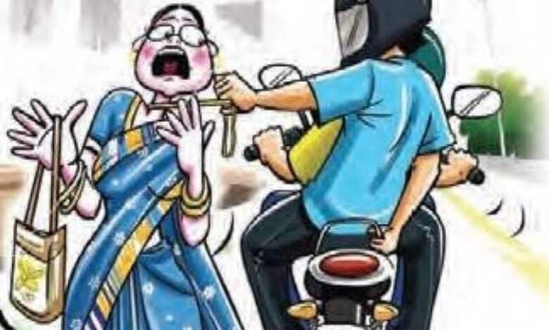 Two chain snatchers held, cash and jewellery recovered