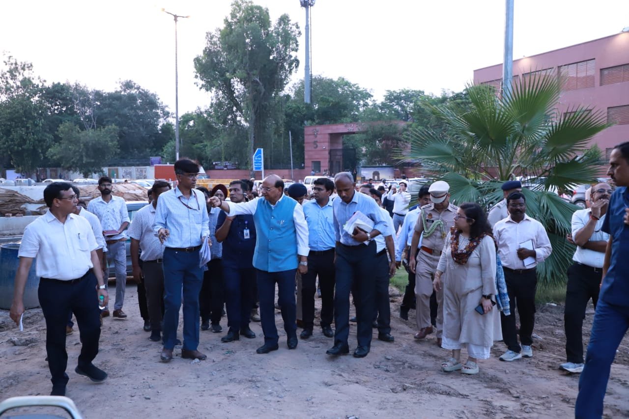 Delhi L-G inspects IECC complex at Pragati Maidan Delhi L-G inspects IECC complex at Pragati Maidan