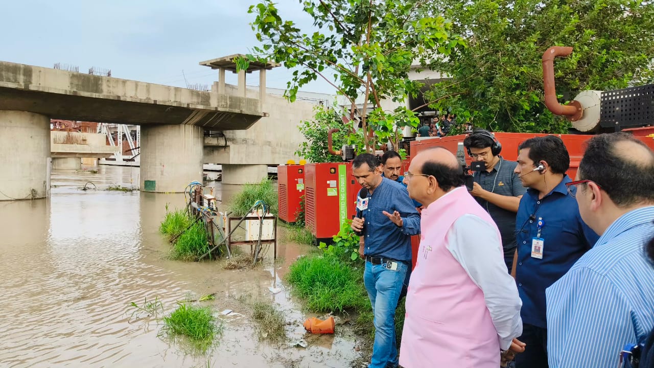 LG visits Yamuna bank, says water can’t be stored at Hathni Kund as it is a barrage
