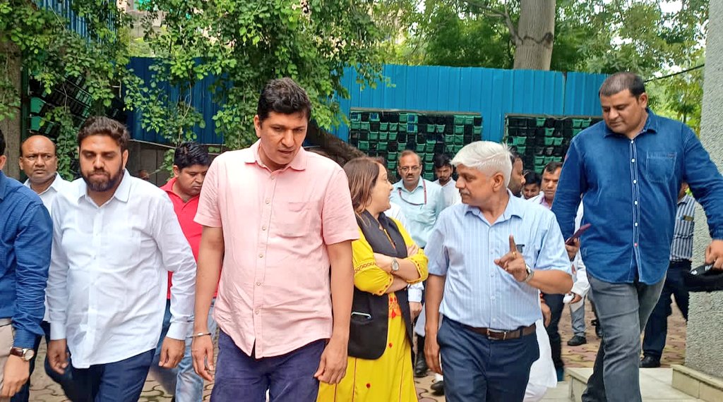 Saurabh Bhardwaj visits hospitals, says govt will provide dengue cards to school children Saurabh Bhardwaj visits hospitals, says govt will provide dengue cards to school children