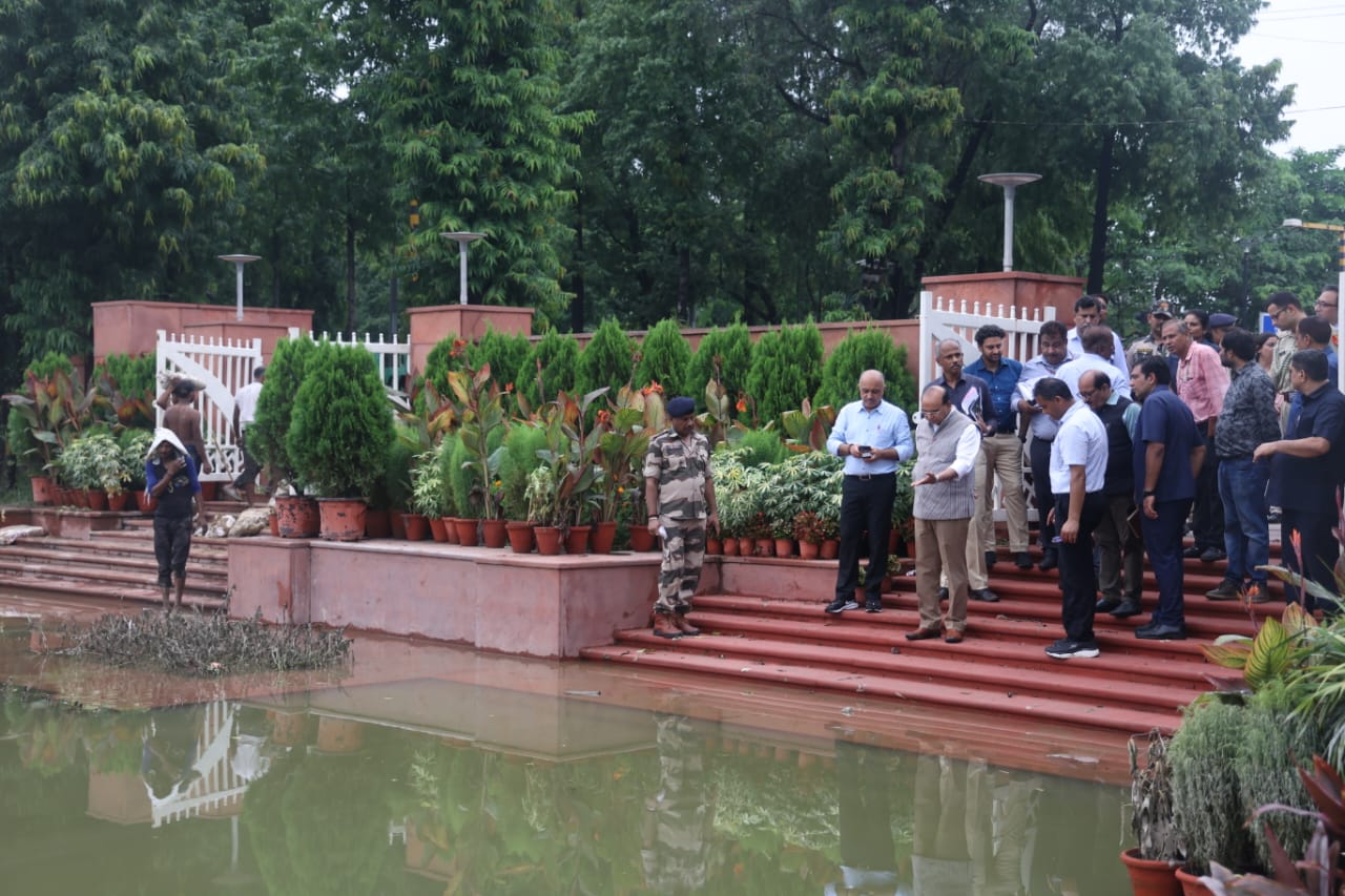 Delhi LG inspects water logging at Rajghat Delhi LG inspects water logging at Rajghat