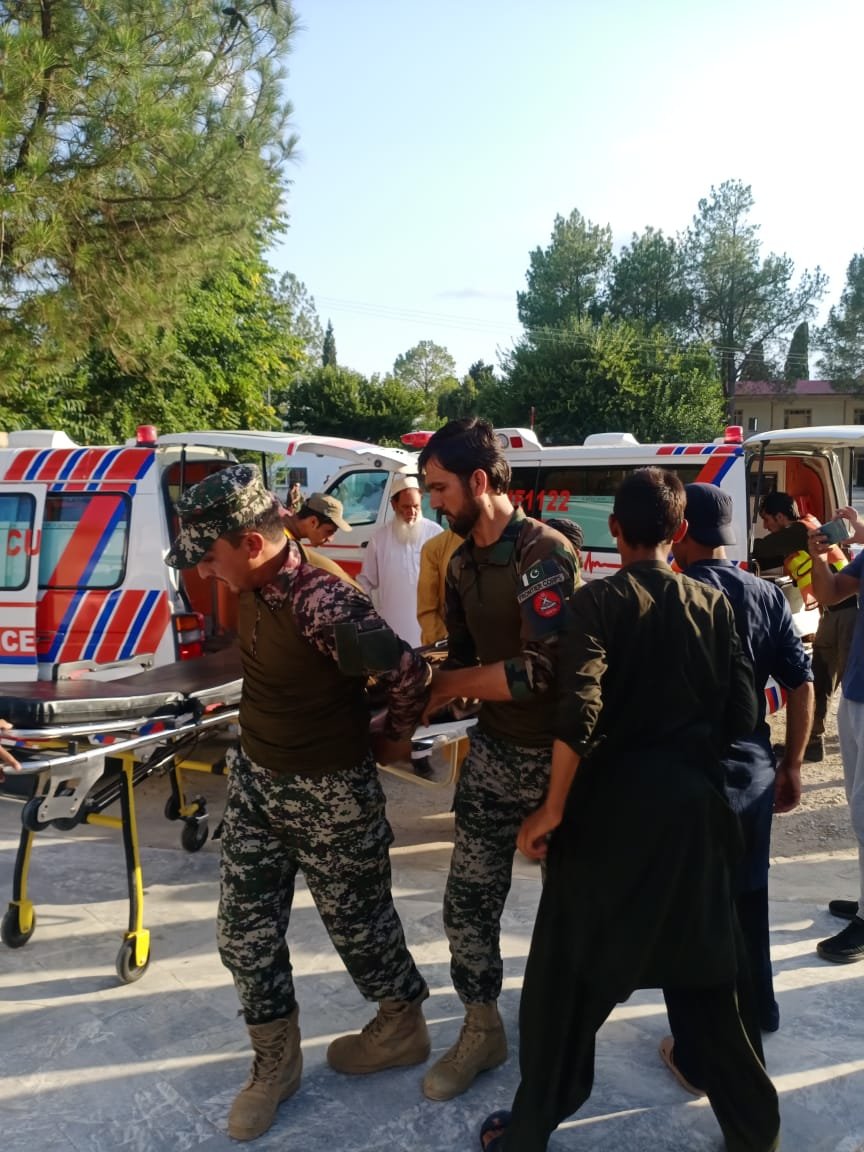 Police suggest IS behind Pak rally bombing