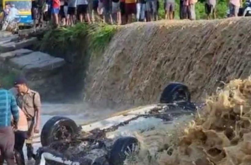 5 in car swept by swollen river in Uttarakhand