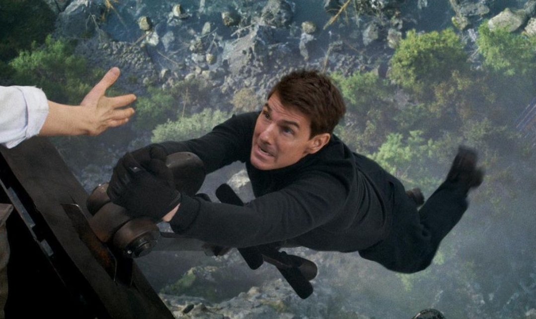 Christopher McQuarrie and Tom Cruise explain Cruise’s death-defying bike stunt in ‘MI7’ Christopher McQuarrie and Tom Cruise explain Cruise’s death-defying bike stunt in ‘MI7’