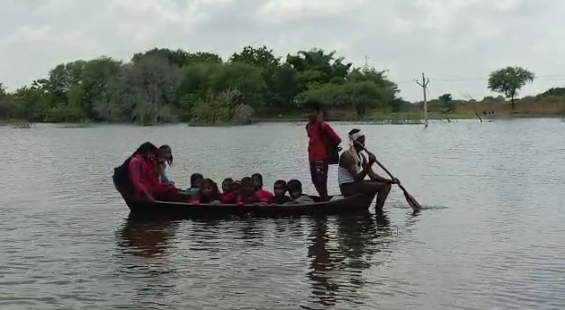Jhansi News: I feel scared but studies are necessary. One such picture was seen from Mauranipur tehsil of Jhansi district. Where the students of Budhai village are risking their lives to go to school.