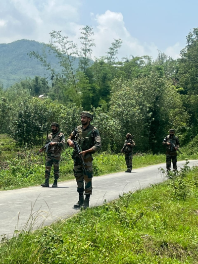 Militants kill 3 village defence force volunteers in Manipur, injure 5 (Lead)