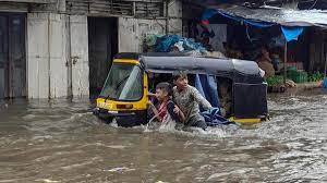 IMD: Heavy rains in Maharashtra and Gujarat, waterlogged in Rasayani police station; NDRF teams deployed in these districts IMD: Heavy rains in Maharashtra and Gujarat, waterlogged in Rasayani police station; NDRF teams deployed in these districts
