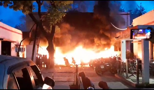 Fierce fire broke out due to short circuit in Sardhana police station, cylinder exploded … 2 soldiers scorched Fierce fire broke out due to short circuit in Sardhana police station, cylinder exploded … 2 soldiers scorched