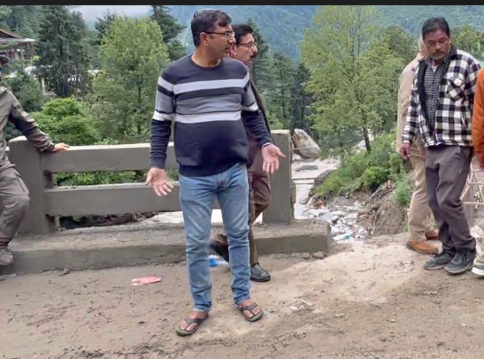 Wearing slippers, Manali SDM makes way for deluge-struck 4,500 vehicles