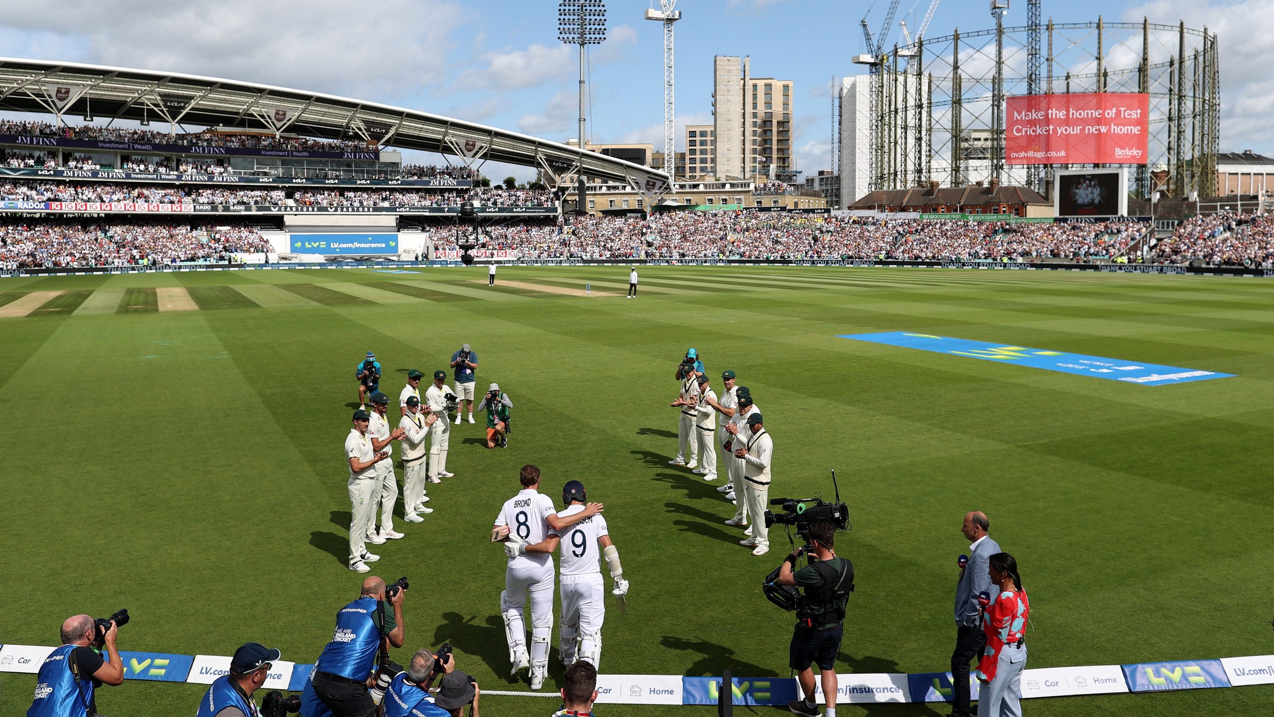 Ashes 2023: Retiring Stuart Broad receives guard of honour while coming out to bat for last time Ashes 2023: Retiring Stuart Broad receives guard of honour while coming out to bat for last time
