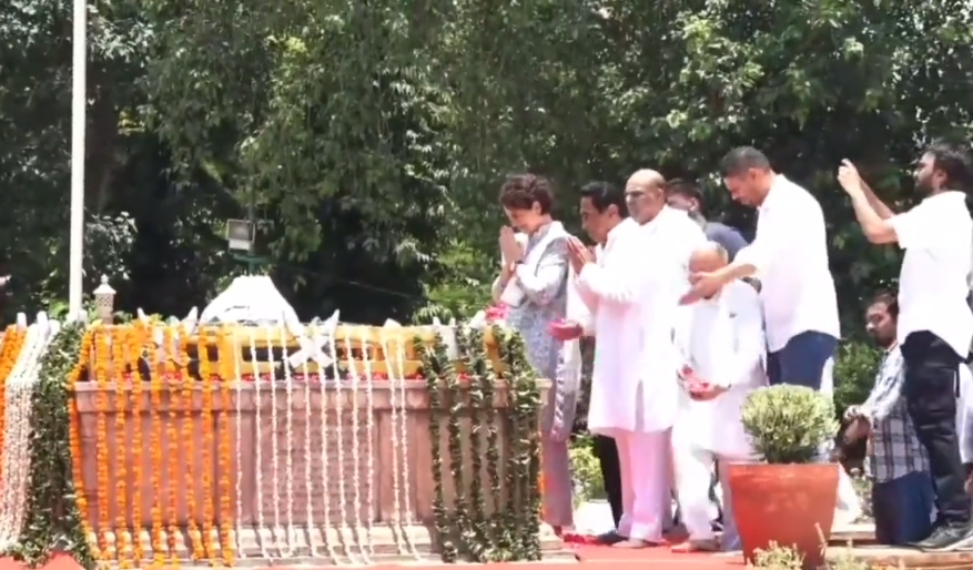 Gwalior: Priyanka Gandhi pays floral tribute to Rani Laxmibai Gwalior: Priyanka Gandhi pays floral tribute to Rani Laxmibai