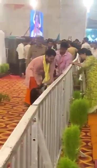 Volunteer flings woman at Bageshwar Dham Dhirendra Shastri’s event Volunteer flings woman at Bageshwar Dham Dhirendra Shastri’s event