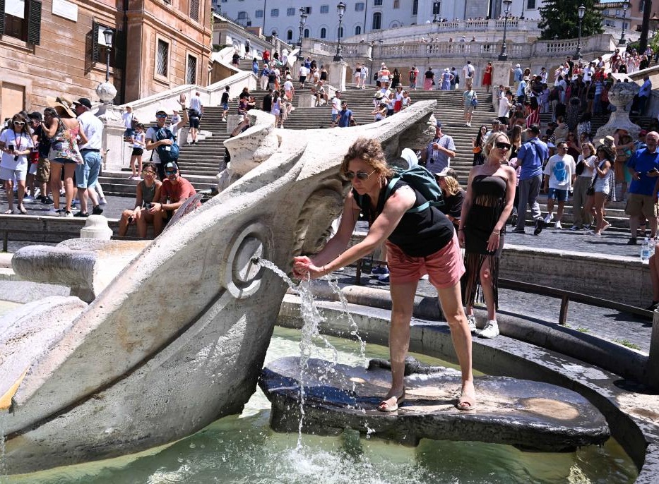 Heat waves prompt red alerts in 16 Italian cities