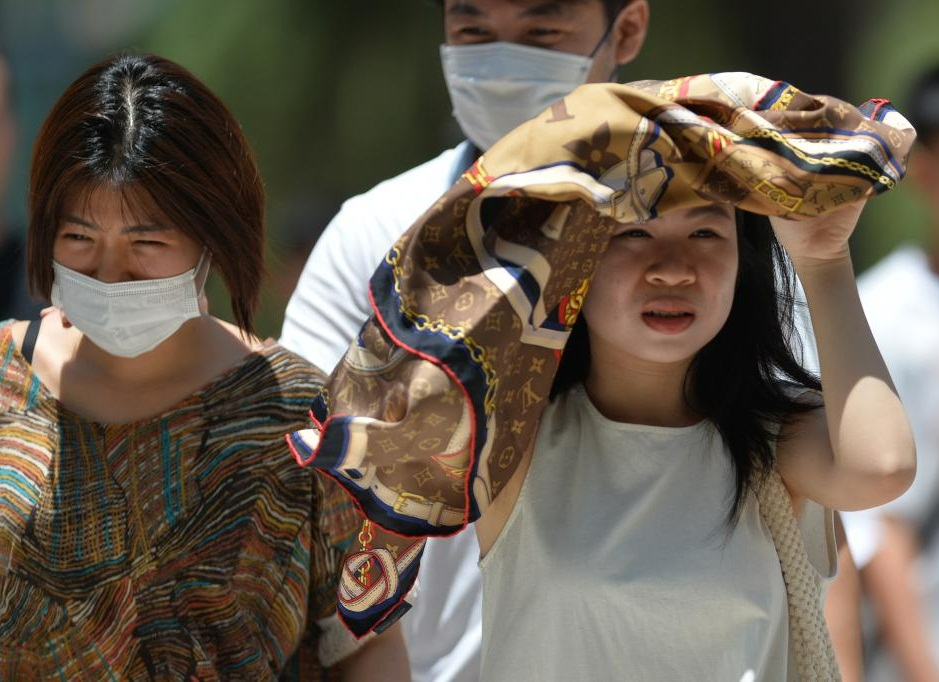 Intense heat continues in Japan