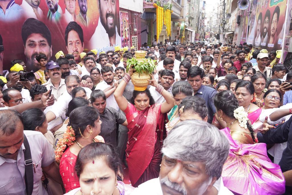 Lashkar Bonalu off to a colorful start, KCR offers puja