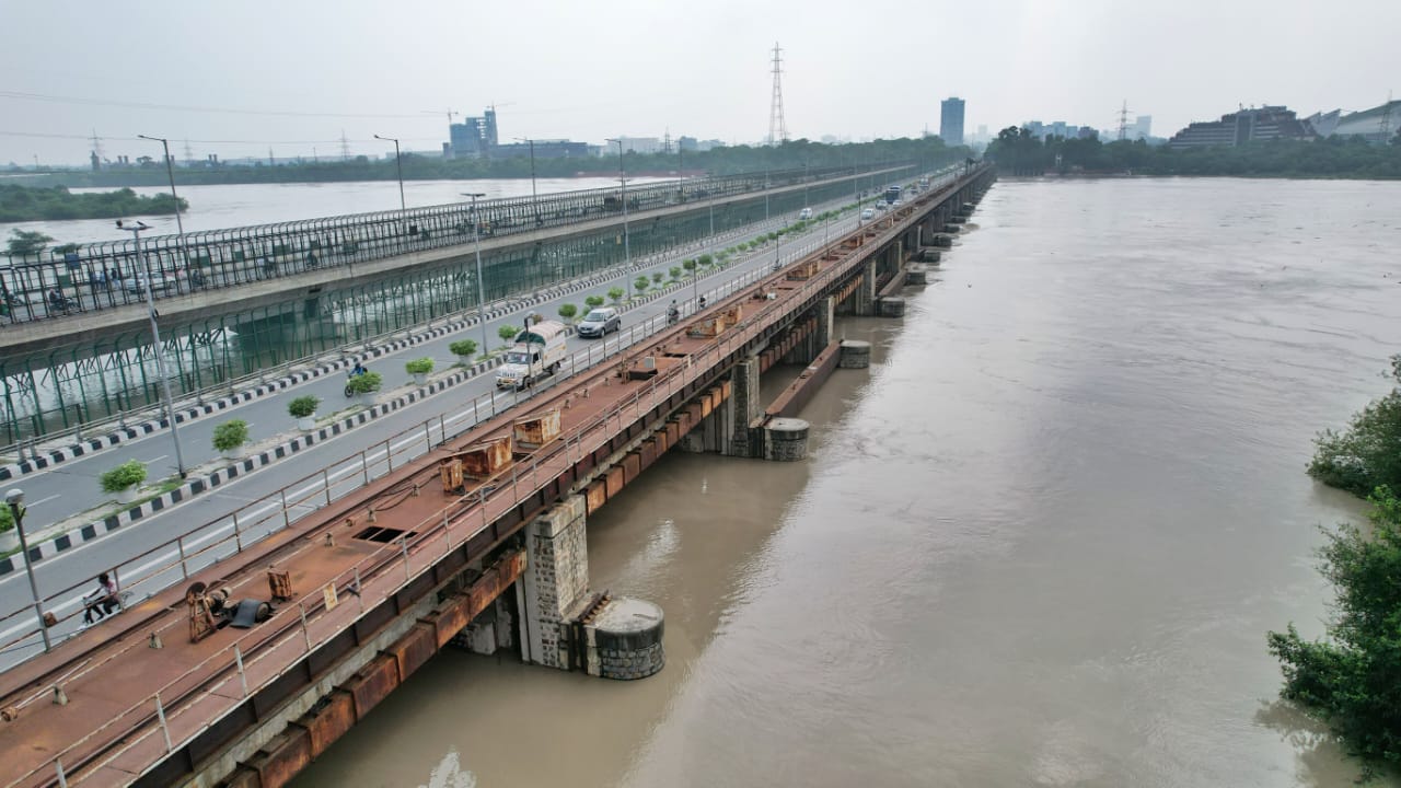 Yamuna continues to flow above danger mark in Delhi Yamuna continues to flow above danger mark in Delhi