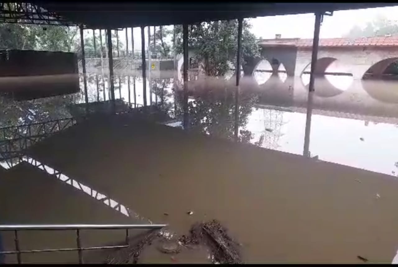 With Yamuna flowing at 208.46 m, Kejriwal appeals Delhiites to support each other