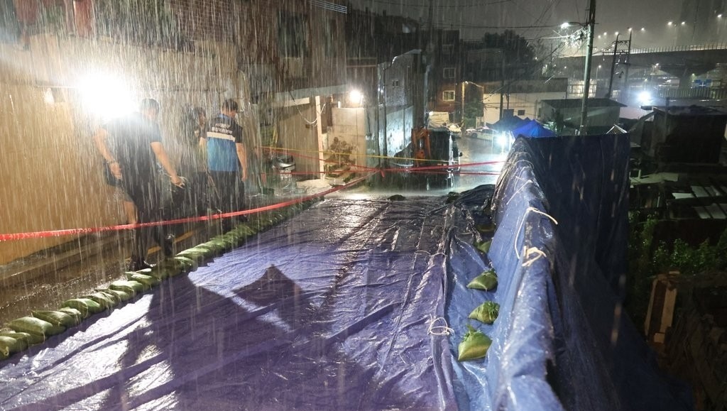 Heavy rain leaves 4,000 households in Seoul without electricity Heavy rain leaves 4,000 households in Seoul without electricity