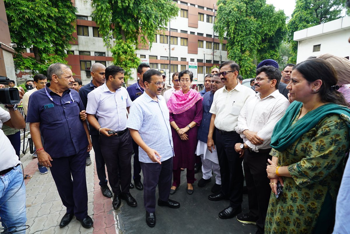Kejriwal visits Mori Gate relief camp, says affected people will be compensated